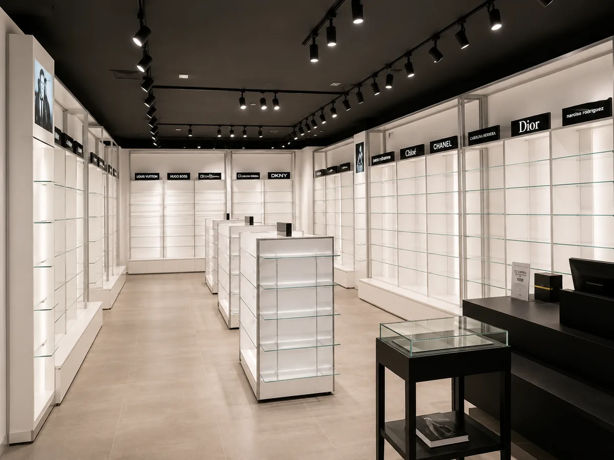 Interior de perfumería con vitrinas y expositores a medida